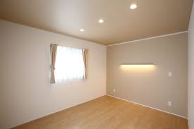 ベージュ系のやさしい色味でゆったりくつろげる寝室 ベージュの壁紙 寝室 クロス 洋室