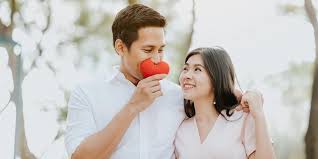 Ia tidak melakukan yang tidak sopan dan tidak mencari keuntungan diri sendiri. 10 Tips Agar Suami Istri Bahagia Jalani Rumah Tangga