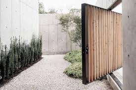 Salah satu jenis pagar yang sering digunakan, yaitu pagar besi yang kokoh dan bagus. 9 Desain Pagar Rumah Minimalis Dan Modern Anti Bosan