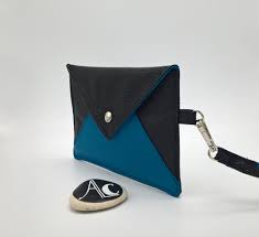 Pochette de plage plastifiée intérieur extérieur couleur bleu royale. Pochette De Soiree Noir Et Bleu Roi Pochette Mariage Bleu Roi Et Noir Pochette Plate Bleu Et Noir Pochette Cocktail Pochette Plate Pochette De Soiree Pochette Mariage Et Pochette
