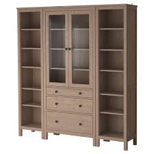 مكتبات ايكيا رفوف بيضاء مع أبواب زجاجية ورفوف زجاجية