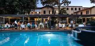 Situato nell'incantevole versilia, questo lido dispone di ombrelloni, sdraio, lettini e sedie prenotatili giornalmente ma anche settimanalmente, mensilmente o per l'intera stagione. The Best Restaurants In Forte Dei Marmi
