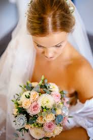 Browse expedia's selection of {location.lodging.hotelcount} hotels and places to stay closest to 1.6 mi from haus kemnade. Brautstrauss In Apricot Und Rosa Hochzeit Brautstrauss Hochzeitsfarben