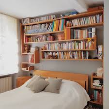 Il piano si apre, rivelando un contenitore nascosto, questo non lascia nessuno spazio morto. Letto Con Libreria Idee E Foto Per La Camera Da Letto Homify
