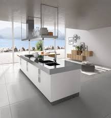 Plan de travail inox cuisine. Ilot De Cuisine Blanche Avec Idee Amenagement Deco Et Plan De Travail En Inox Cuisines Design Cuisines Maison Cuisine Moderne Blanche