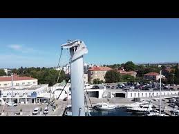 Poškození stěžně pod mostem Ždrelac