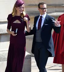 Harry et son frère le duc de cambridge arrivent à l'escalier ouest de la chapelle, probablement à pied devant les milliers de spectateurs invités dans. Mariage De Harry Et Meghan Markle Quand Le Casting De Suits Debarque A La Ceremonie