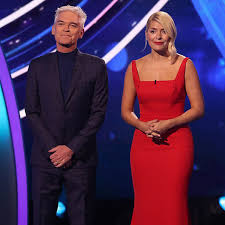 The latest updates and gossip linked from 1000s of websites from around the world. Holly Willoughby In Sassi Holford Dancing On Ice Jan 2019