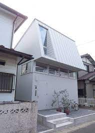 幾何傾斜的屋頂 讓室內活動空間有了新的型態 內部錯層的設計 除了維持下層一定高度的使用外 低矮的夾層也創造另一種生活使用型態 除了豐富的垂直層次 格柵天花板嶼柱子的線條也讓住屋的生活感更加濃郁 via i i 設計事務所