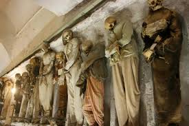 Cortometraje de ficción basado en la historia de la momia de la niña siciliana rosalía lombardo, apodada la bella durmiente, en conmemoración a sus 100 años. Das Mumienmadchen Offnet Und Schliesst Die Augen Rosalia Lombardo Die Geschichte Einer Dornroschen