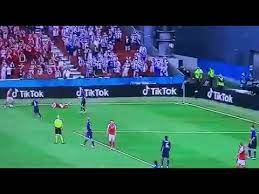 Oh no, christian eriksen just dropped on the pitch. Qsi4adi5 Yltkm