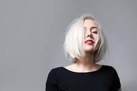 Frisuren für frauen über 60 bedeuten nicht langweilige kurzhaarschnitte oder veraltete kopftücher. Klassische Haarschnitte Brigitte De
