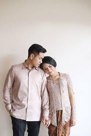 Bosan pakai busana kebaya atau batik untuk kondangan? Tak Perlu Pusing Pilih Baju Kondangan Cek Inspirasi Baju Couple Ini Yuk