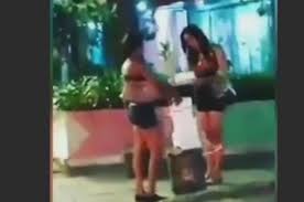 Hidup kotak kosong, kotak kosong menang di makassar, teriak para massa yang berkonvoi di sepanjang jalan. Viral Waria Ngamuk Dikasih Nasi Kotak Kosong Oleh Pengendara Motor Netizen Makin Banyak Orang Gak Punya Ahlak Semua Halaman Gridmotor Id