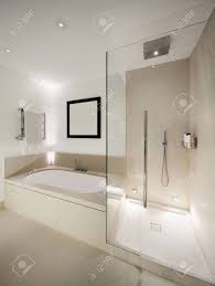 Anstelle der badewanne vor dem fenster entsteht ein wc bidet bereich hierdurch wird der zugang zum fenster frei die dusche badewanne wc mit dusche ist ebenerdig und rutschhemmend gefliest und mit einer gebogenen duschabtrennung versehen nach dem duschen wir das duschglas einfach an die wand weggeschwenkt dusch wcs. Interieur Weisses Modernes Bad Dusche Und Badewanne Lizenzfreie Fotos Bilder Und Stock Fotografie Image 64614105