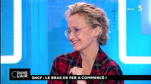 Caroline roux, du lundi au jeudi et axel de tarlé les vendredis et samedis rendent compte en direct, en compagnie d'experts, de ce qui fait en fin d'émission, ils répondent aux questions posées par les téléspectateurs par sms, internet ou via les réseaux sociaux. Caroline Roux C Dans L Air France 5 Le 14 03 2018 Les Caps De Toma Air Bras Rousse