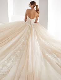 Per la sposa, la tendenza 2016 segnala il ritorno del gioiello: Pin Su Sposa