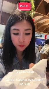 Lipstick muzigae mansion yg lagi kekinian warna nya awet gakk ya setel...