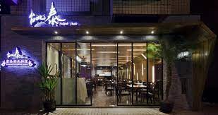 門口的不規則木作與室內的天花 側牆一體包覆 一併解決右側梁柱裸露問題 落地玻璃打造的門面讓內部一目了然 木作結構延伸直入 打造強化視覺深度的動線 成功以空間深邃感吸引過客目光 structures