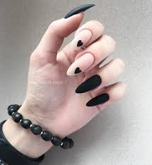 Atrévete a llevar tus uñas negras con un plus de actitud totalmente rocker, hay cientos de tipos de uñas negras protagonistas de muchos diseños de nail art en gel. Unas Negras 2020 Blogmujeres Com