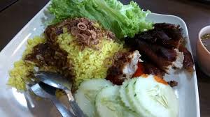 Selang beberapa hari hubby akan singgah di gulam mee untuk membeli 4 atau 5 untuk lebih mudah, sangkutkan ayam dengan besi penyangkut ditepi periuk agar mudah mengangkatnya setelah masak. It S About Food Nasi Ayam Periuk Besar