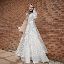 39 model baju brokat modern 2020 kebaya dress model baju brokat kebaya akad nikah nah buat anda yang bingung dalam mencari desain terbaru dan menemukan sisi kekompakan dalam menggunakan aneka warna dan gaya dari model kebaya bridesmaid maka bisa deh mencoba yang. 50 Baju Kebaya Brokat Kombinasi Modern Terbaru Bajukebaya Co Id Pakaian Pernikahan Pakaian Pesta Gaun Perempuan