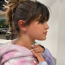 From the story piadas do whindersson nunes by leiaandrade (léia andrade) with 4,155 reads porque na verdade, whindersson até existe, mas escrevendo igual a esse não existe. Veja A Tatuagem Nova Da Selena Gomez Popline