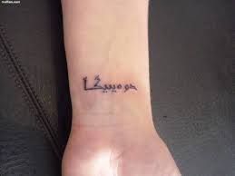 Eine Idee Zum Thema Tattoo Schriften Handgelenk Die Ihnen Sehr Gut Gefallen Kann Tattoo Schrift Handgelenk Tattoo Schrift Kleine Tattoos