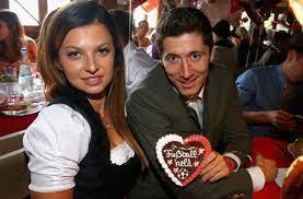 Sevilla (dpa) jetzt kommt es zum großen showdown. Mann Der Stunde Fc Bayern Sturmer Robert Lewandowski Mit Seiner Frau Anna Stachurska Die Profis Des Rekordmeisters Vergnugten Sich Am Mittwoch Auf Der Wiesn Wir Haben Die Bilder Stuttgarter Nachrichten