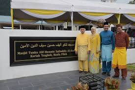 Tunku alif hussein was born on 3 september 1984 at the general hospital, kuala lumpur, as third son and child of tuanku muhriz ibni. Facebook