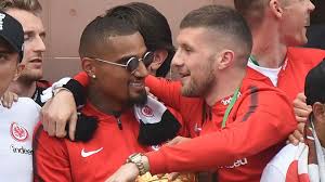 Eintrachts ante rebic neue frisur bei der wm: Video Eintracht Frankfurt Legendare Dfb Pokal Feier Mit Kevin Prince Boateng Bruder Schlag Den Ball Lang Goal Com