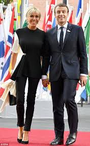 French President Emmanuel Macron And His Wife Brigitte Macron Http Www Dailymail Co Uk News Article 4 Older Women Fashion French First Lady Edgy Fashion Chic