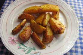 Taiem cartofii in felii sau in cubulete. Cartofi La Cuptor Cu Rozmarin Retete Gustoase Ro