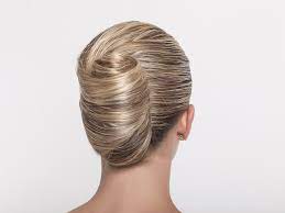 Vi presentiamo cinque maschere alla banana, un frutto con cui migliorare lo stato di salute e l'aspetto di pelle e capelli. Acconciatura A Banana Alta E Bassa Tutorial Nivea