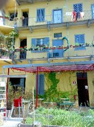 La maggior parte non supera i 3 piani e si distinguono per una caratteristica principale: Cortile Del Ristorante Tipica Casa Di Ringhiera Picture Of Erba Brusca Milan Tripadvisor