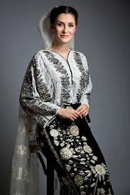 A romanian friend shared her music with me about 4 years ago and for me her voice is pure. La Blouse Roumaine Iuliana Tudor In Costumul Mariei TÄƒnase Din ColecÈ›ia Muzeului Olteniei Cu Ocazia Zilei Universale A Iei Fac O ReverenÈ›Äƒ Astazi In FaÈ›a Tuturor Creatorilor Anonimi De Frumos In