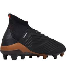Ikonen wie david beckham, zinedine zidane und alessandro del piero haben die vorherigen modelle des predator schon erfolgreich auf dem spielfeld getragen. Adidas Herren Predator 18 1 Fg Fussballschuhe Schwarz
