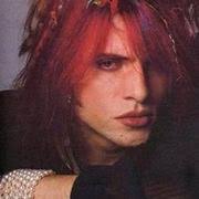 The guitars, strings, amps & pedals of the world's best artists