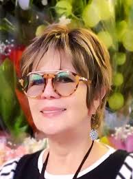 La dramaturga de Esos Seres Extraños. Aleyda Morales Cintrón (Kookie)  estudió secundaria en la escuela Juan José Osuna en Hato Rey, Puerto Rico.  Desde pequeña se interesó por las artes. Completó estudios