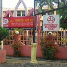 Graduan kolej vokasional berpeluang untuk ke ipta, ipts, dan institut latihan kemahiran awam dan swasta, atau terus ke alam pekerjaan. Fotos En Kolej Vokasional Alor Setar Edificio Universitario Administrativo En Alor Setar