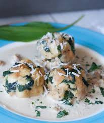 Ein Rezept Fur Semmelknodel Mit Barlauch Und Parmesan Sahne Sosse Wild Garlic Knodel Mit Barlauch Und Walnussen Https Semmelknodel Rezept Rezepte Lecker