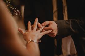 Welche das sind und wie du deinen persönlichen verlobungsring richtig trägst erklären wir dir auf dieser seite oder gerne in einem persönlichen beratungsgespräch. Verlobungsring Welche Hand Ist Die Richtige Weddyplace