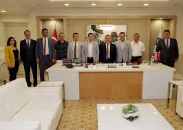 Bu haberin ardından çok sayıda kişi muhittin böcek kimdir, aslen nereli yaşı kaç araştırması yaptı. Muhittin Bocek Akdeniz Belediyeler Birligi Ve Kepez Belediye Baskani Hakan Tutuncu Birlik Encumeni Alanya Belediye Baskani Adem Murat Yucel Encumen Uyeleri Birlik Genel Sekreteri Ve Birlik Danismani Adlihan Dere Yi Agirladik Birligin