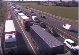 Traffico impazzito sull'a1 e scattano le proteste sui social di automobilisti e autotrasportatori. Furgone Si Ribalta In A1 Dopo Uno Scontro Tre Feriti Disagi Al Traffico Liberta Piacenza