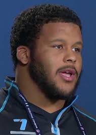 Rams dl aaron donald gives an update on the rib injury he suffered against the seahawks and shares what he sees out of packers qb aaron rodgers heading into saturday's playoff matchup. Aaron Donald Height Weight Age Girlfriend Family Facts Biography