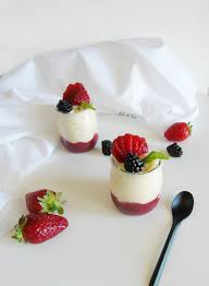 Dolci dolci al cucchiaio dolci da credenza. Mousse Allo Yogurt Greco E Frutti Di Bosco Dulcis In Fundo