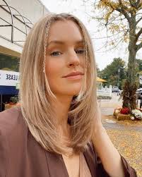 File under: trends to try 📂 Simple, face-framing baby braids are  everywhere right now and are so easy to do! All you need are some tiny  elastics and you're good-to-go. Would you