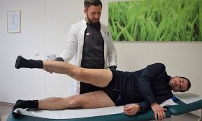 A füße eng zusammenstellen, vorbeugen, knie leicht anwinkeln, wirbelsäule gestreckt lassen. Eishockeyspieler Marcel Waldowsky Vertraut Auf Behandlungsplan Von Dr Markus Johannes Rueth