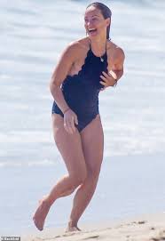 Yesterday, olivia attended the 2020 film independent spirit awards in santa monica, california (february 8) welcome to olivia wilde source, a fansite source dedicated to olivia wilde. Olivia Wilde Is All Smiles As She Shows Gorgeous Figure In Chic One Piece Swimsuit At Malibu Beach Aktuelle Boulevard Nachrichten Und Fotogalerien Zu Stars Sternchen