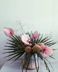 Fresh Florals Are A Surefire Way To Brighten Up Your Space And Bring In New Life We Ve Rounded Up Modern Flower Arrangements Flower Arrangements Modern Flower